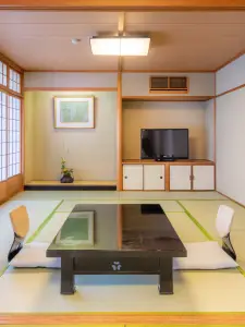 We offer a variety of Guest rooms to suit different stay styles, from Guest rooms with a view of the golden hot spring bath to Japanese-style rooms and Japanese-Western style rooms with distinct atmospheres.